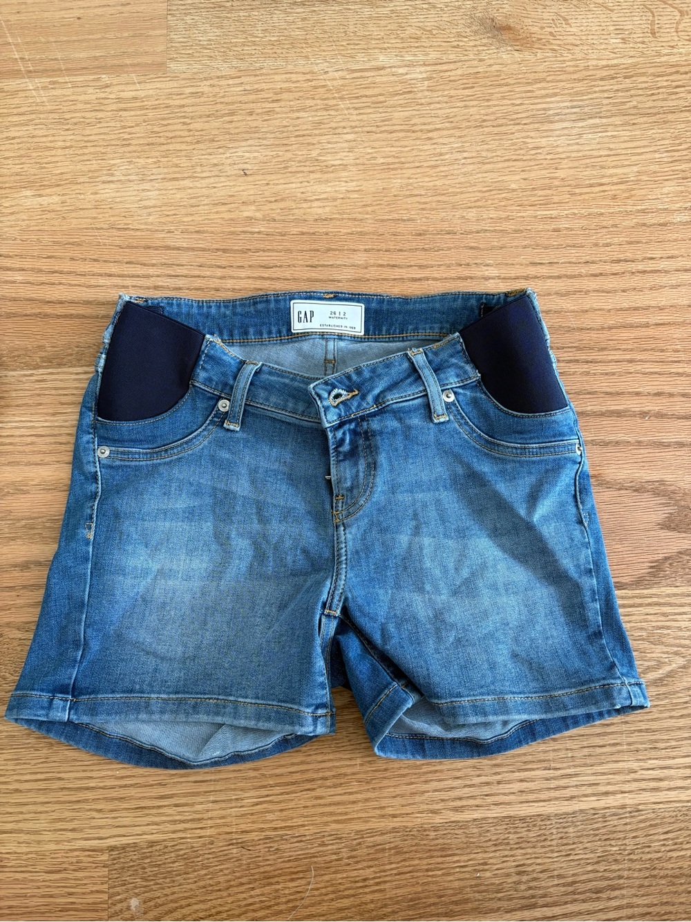 Gap maternity shorts